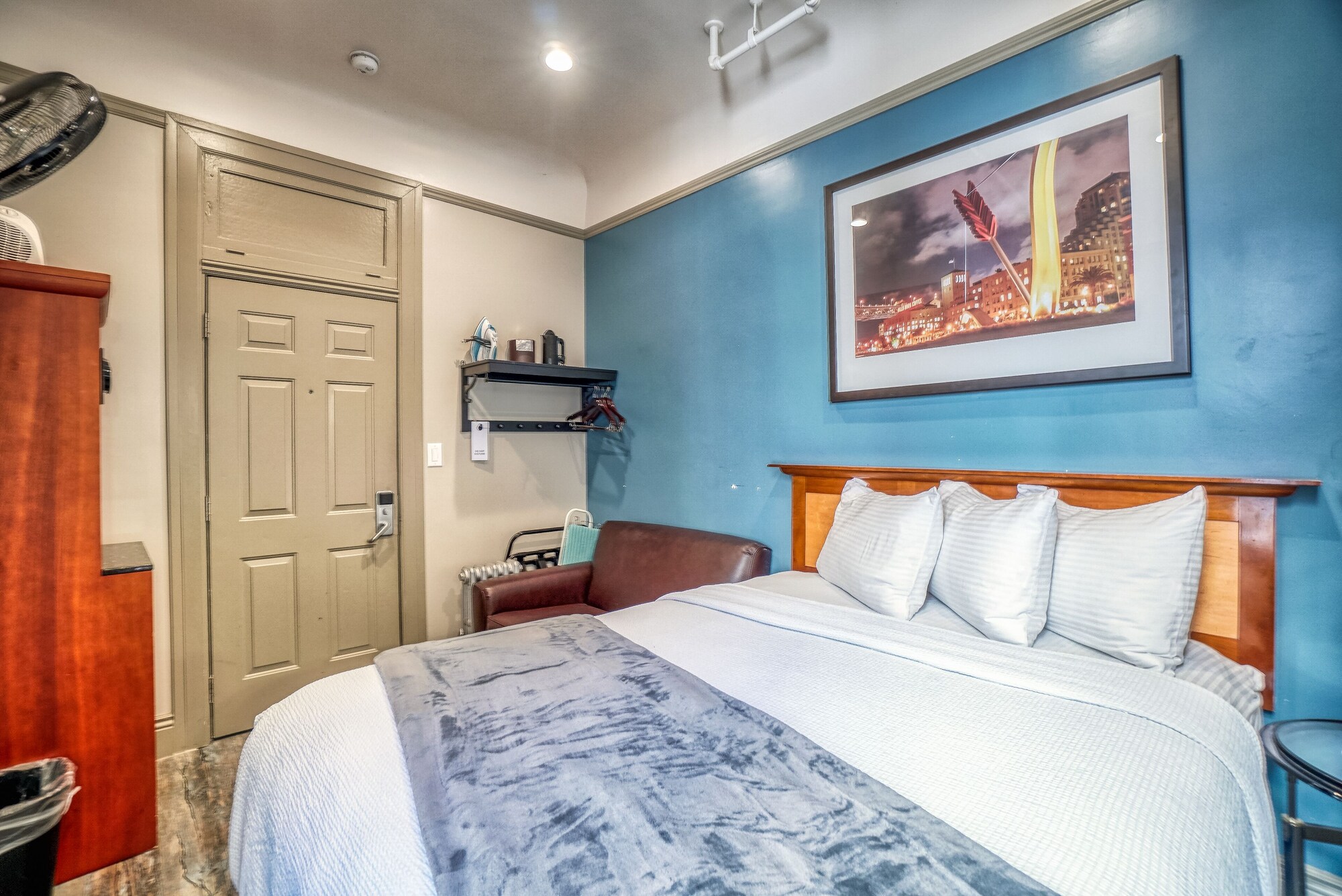 DELUXE, QUEEN BED, SOFA