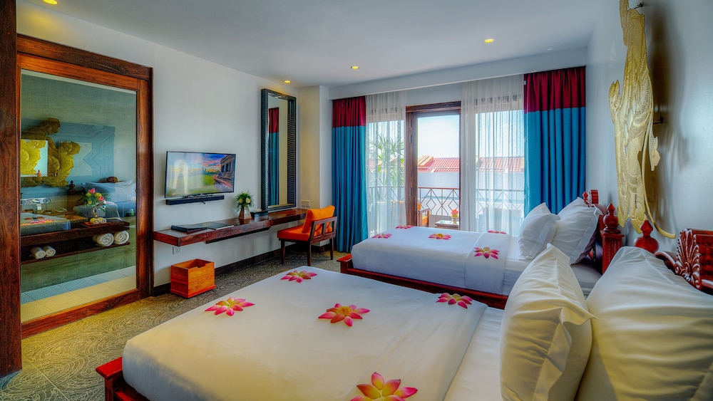 PREMIER, TWIN BEDS, POOL VIEW