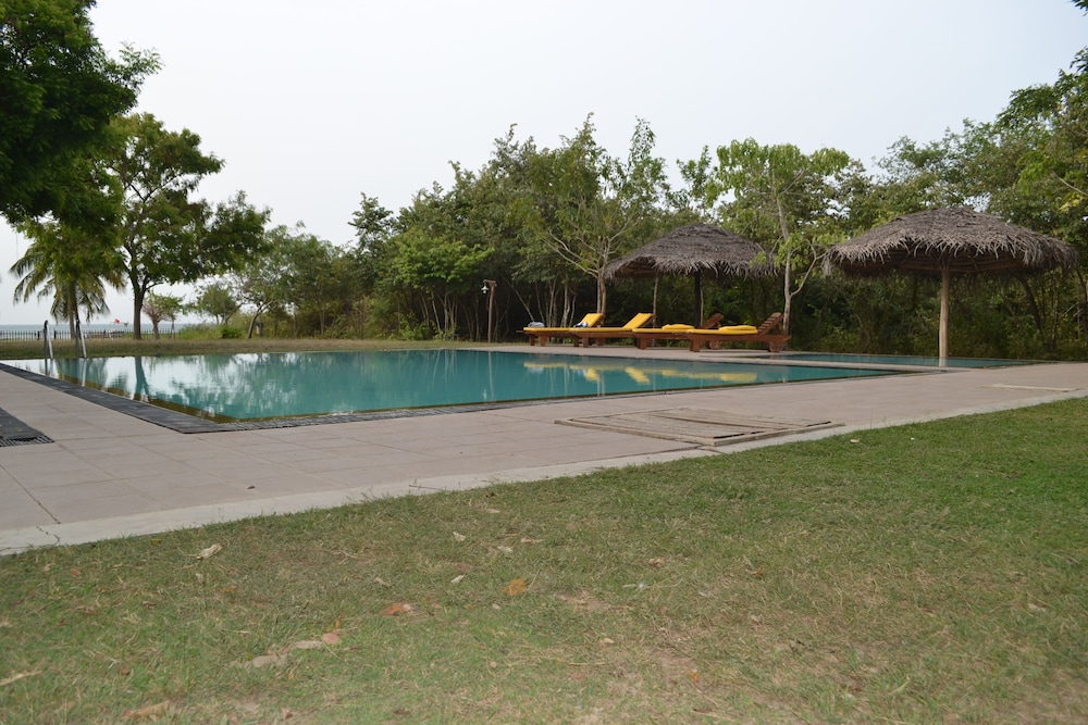 GIMAN FREE BEACH RESORT 46/67