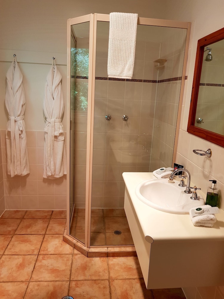 Camelot Boutique Accommodations 13/54