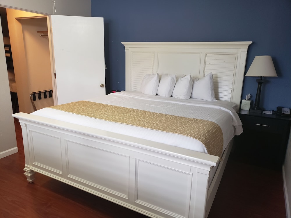 Travelodge by Wyndham Traverse City MI 19/27