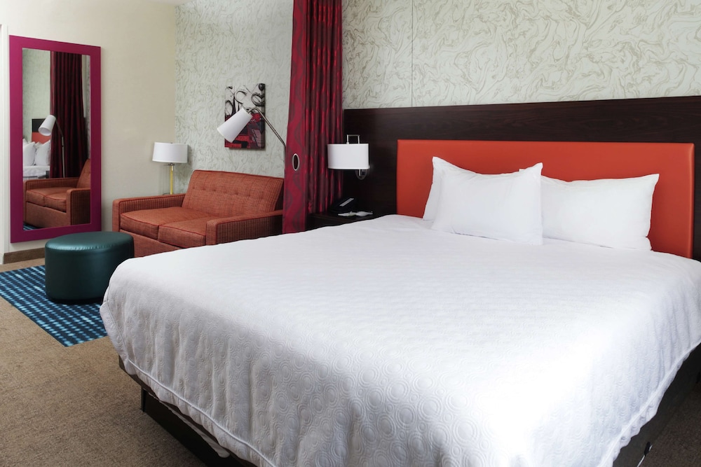 SUITE, KING BED, ACCESSIBLE
