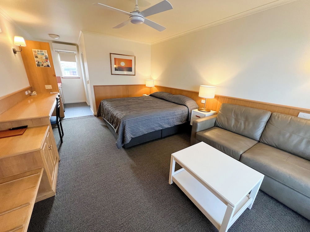 SUMMERHILL MOTOR INN 31/70