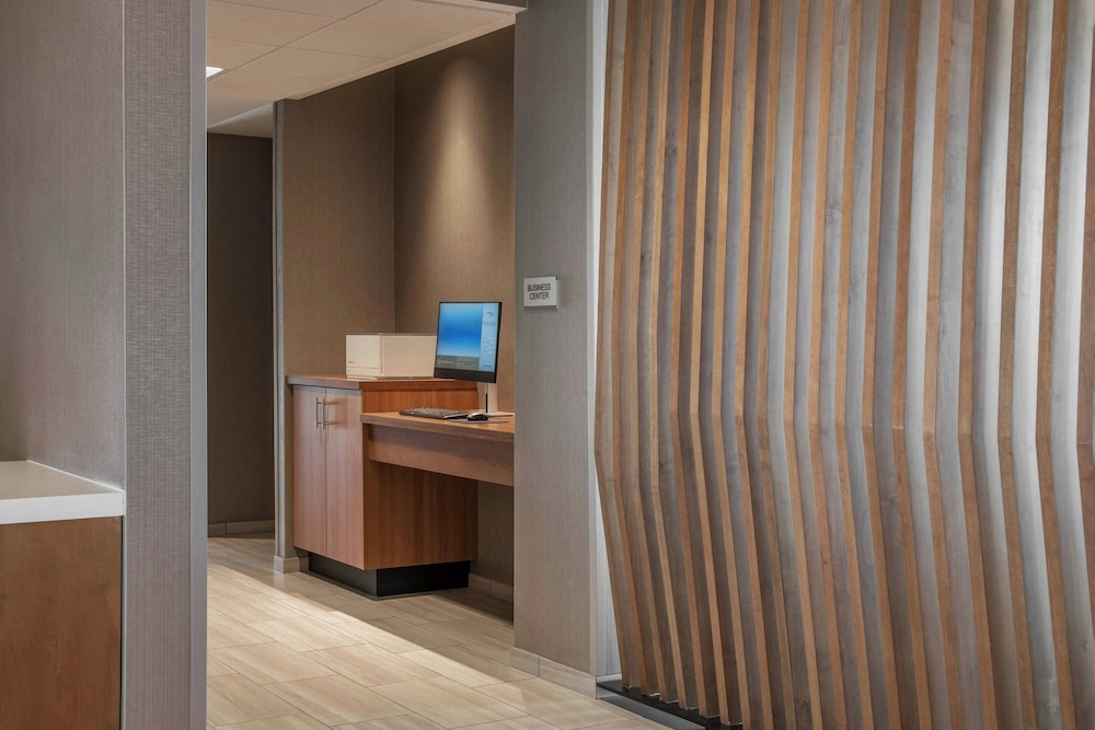 SpringHill Suites by Marriott Phoenix West/Avondale 20/21