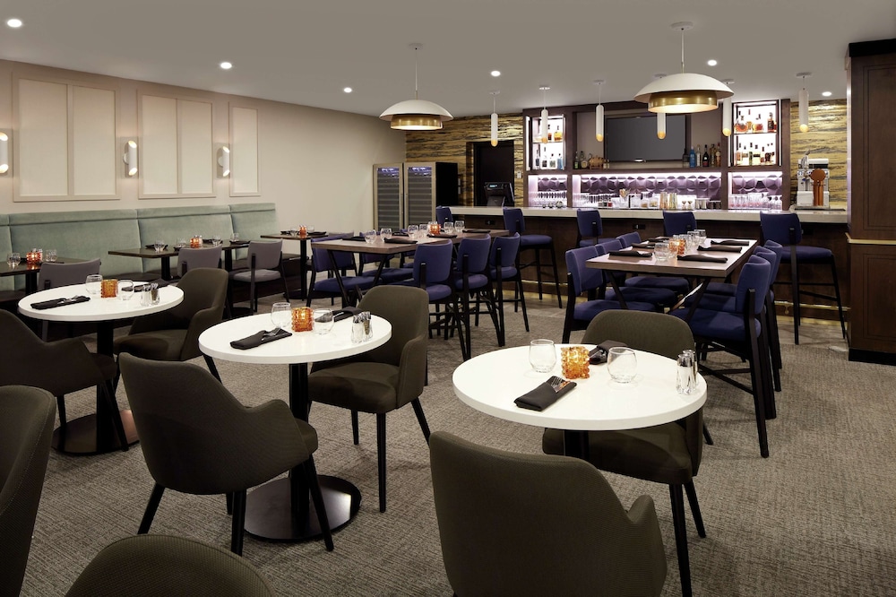 Doubletree by Hilton Montreal Airport 33/44