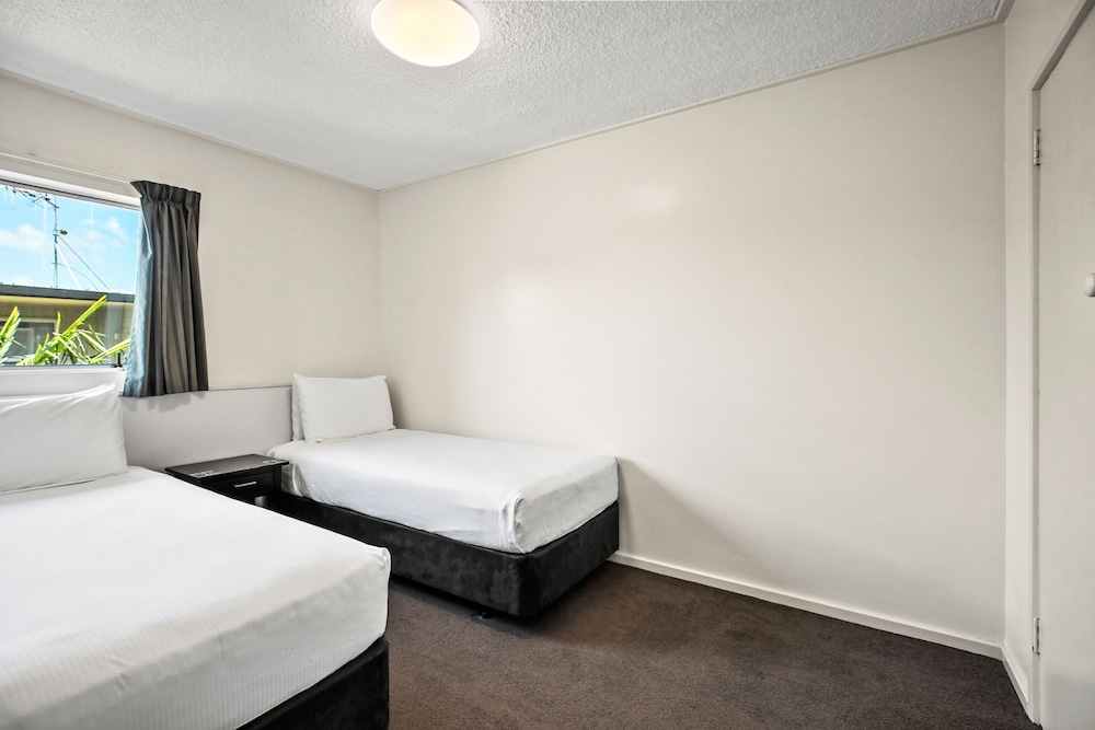 Heartland Ambassador Hotel Hamilton 24/49