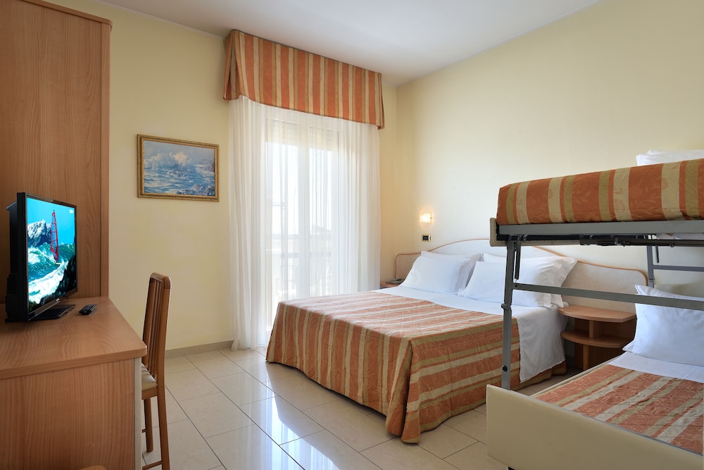 ROOM, QUADRUPLE