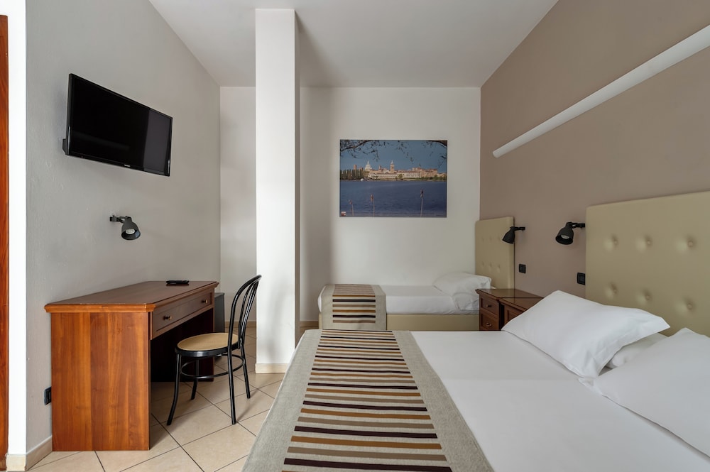 غرفة ثلاثية بسرير مزدوج وسرير فردي بغرفة نوم واحدة، ABC Comfort Hotel Mantua City Centre 4/6