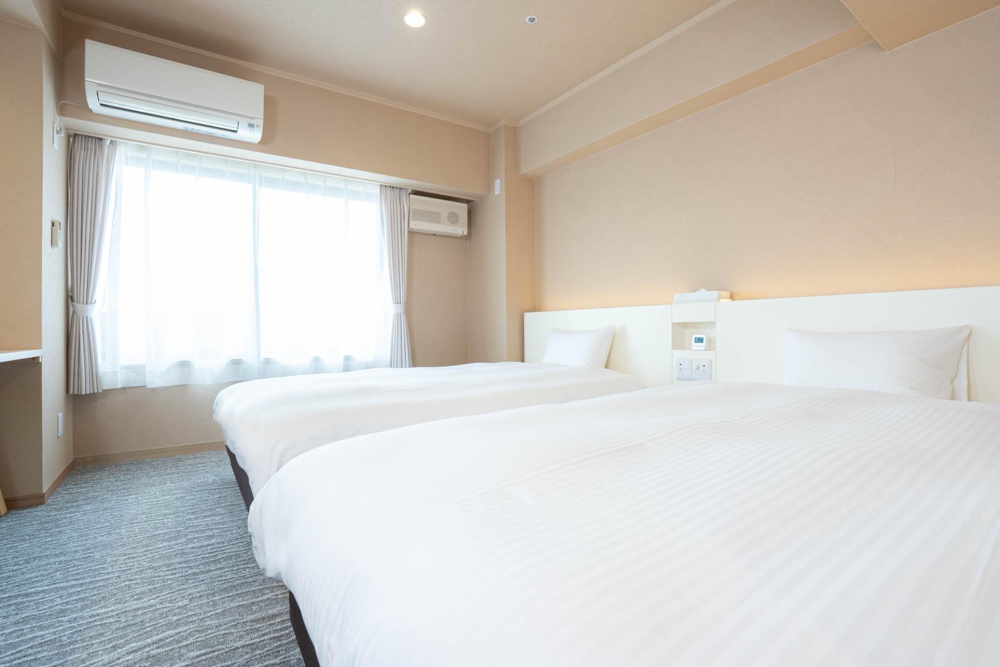 Semi Room, Suite
