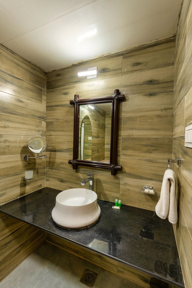 SAAVAJ RESORT 34/36