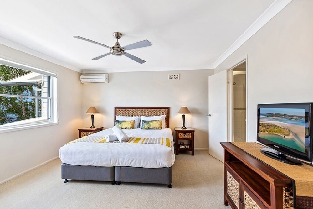 2 BEDROOMS, WATER FRONT