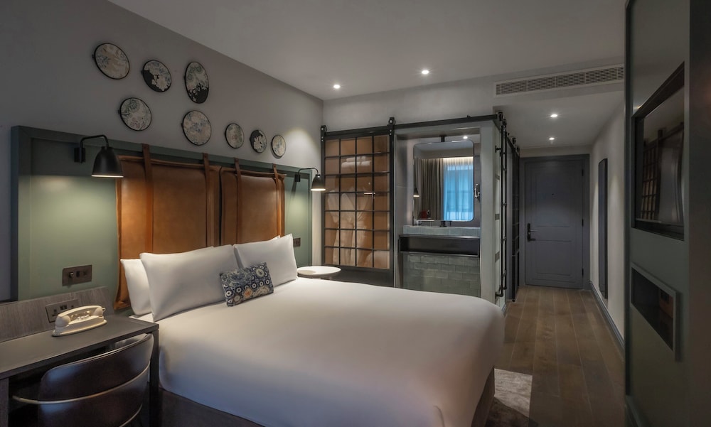 DELUXE, DOUBLE BED