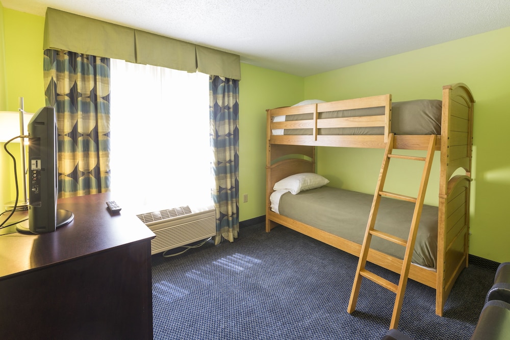 Holiday Inn Express Suites St Joseph 57/69