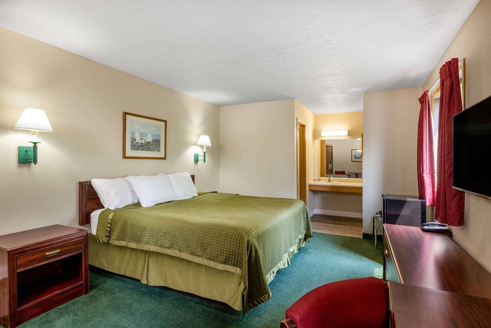 Travelodge by Wyndham Spirit Lake/Okoboji 25/53