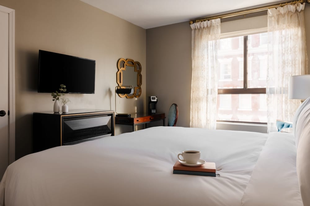 Bijou Hotel 5/50