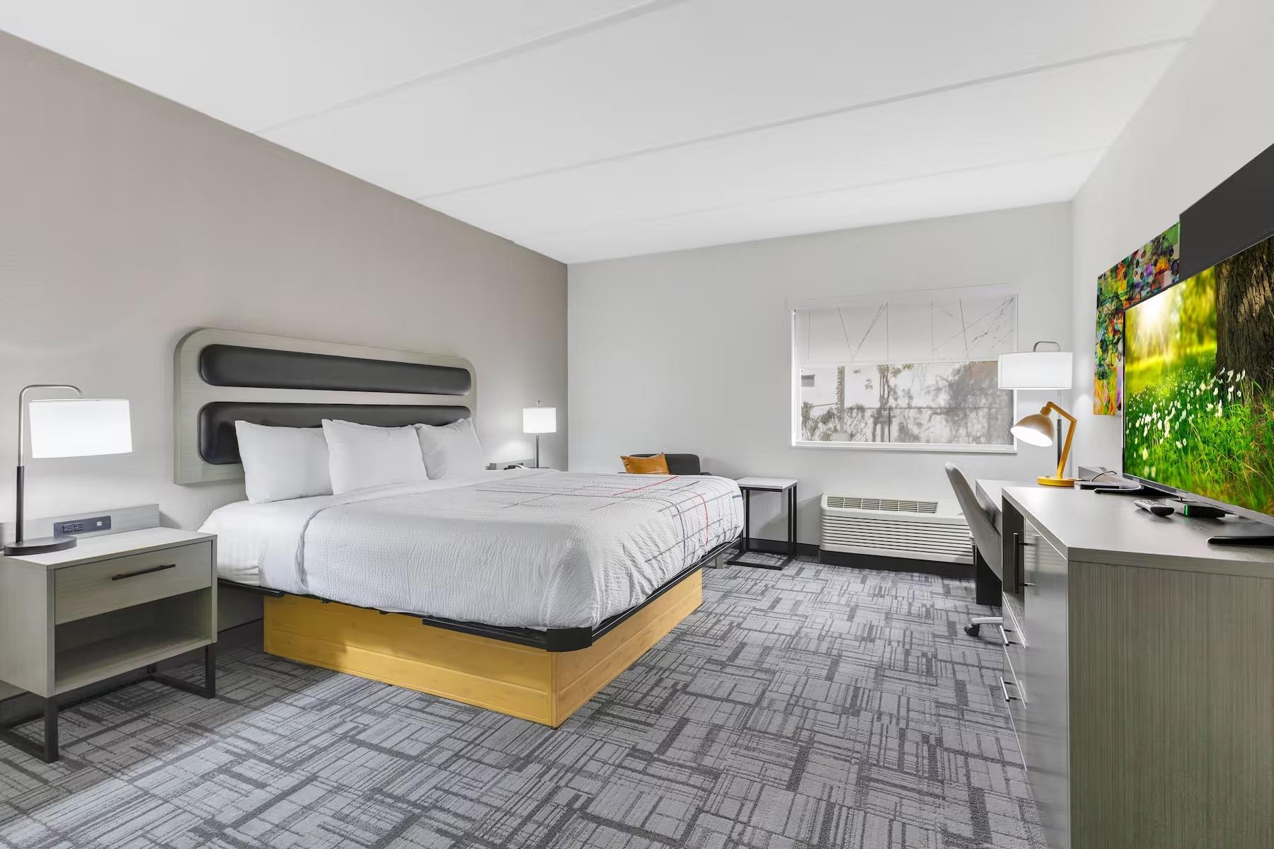 غرفة بسرير كوين لذوي الإعاقة