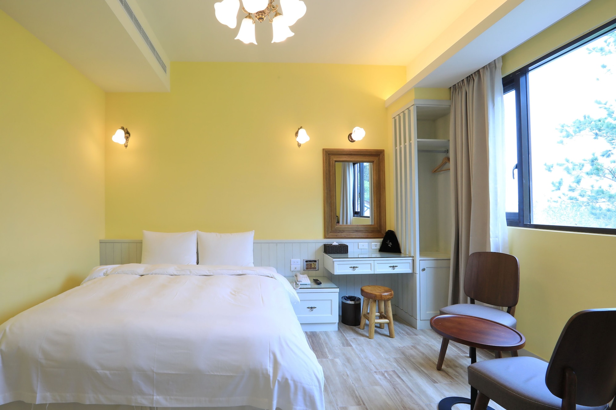 SENIOR, DOUBLE BED, BATHTUB