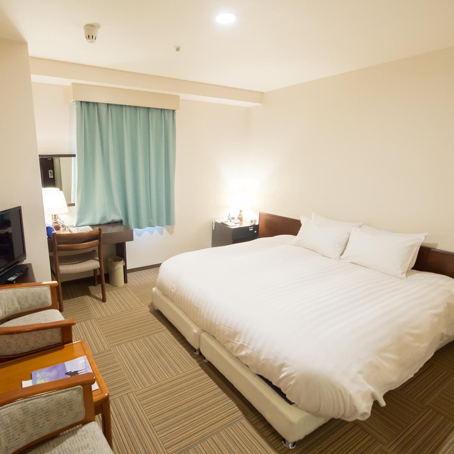 Standard, Queen Bed, Mountain View, Ocean View, Night View, Smoking