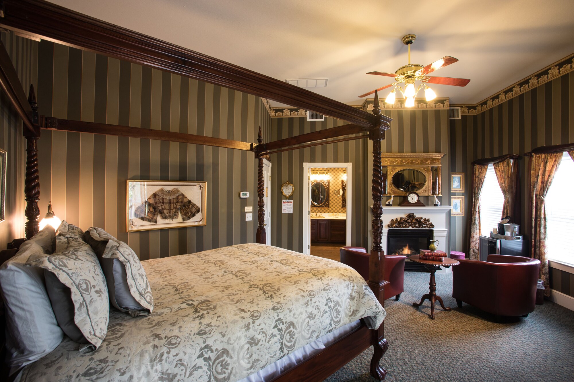 Victorian, Queen Bed