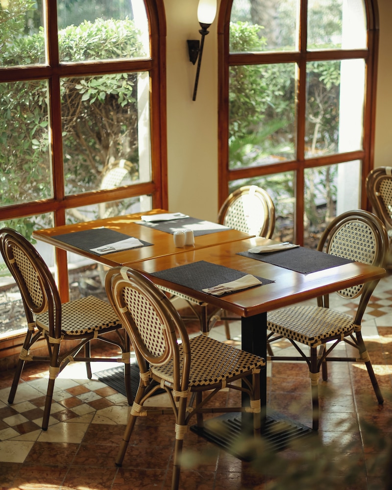restaurant cafeteria