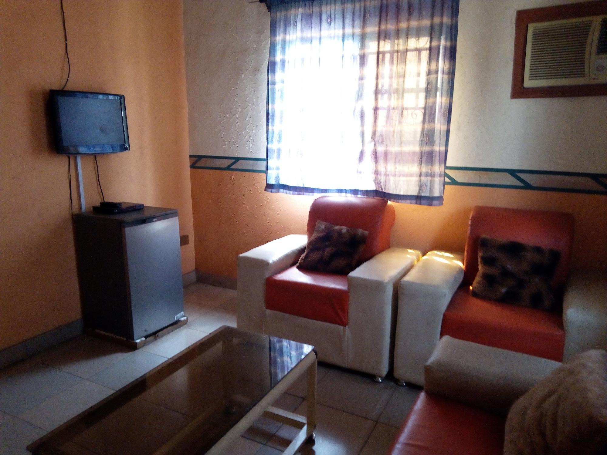Adebayowa Hotel 13/17