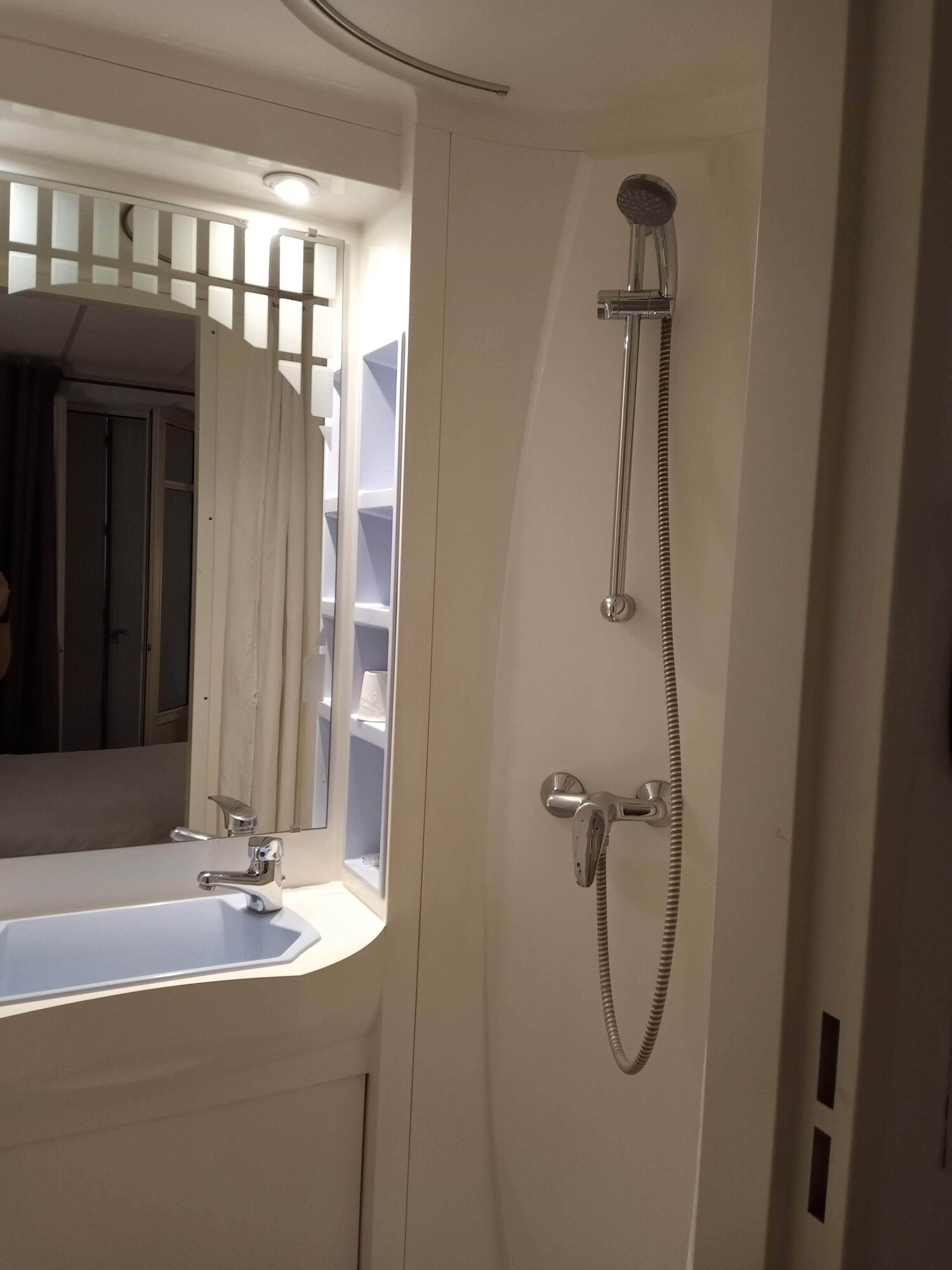 غرفة رباعية بسرير مزدوج وسريرين منفصلين، HOTEL DE LYON 6/6