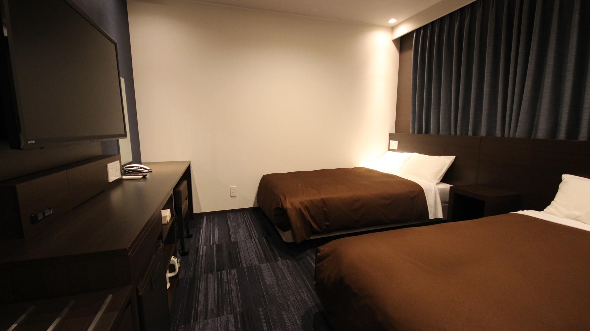Universal, Twin Beds