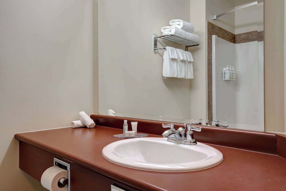 Room, King Bed, Accessible, Days Inn by Wyndham Dawson Creek 3/5