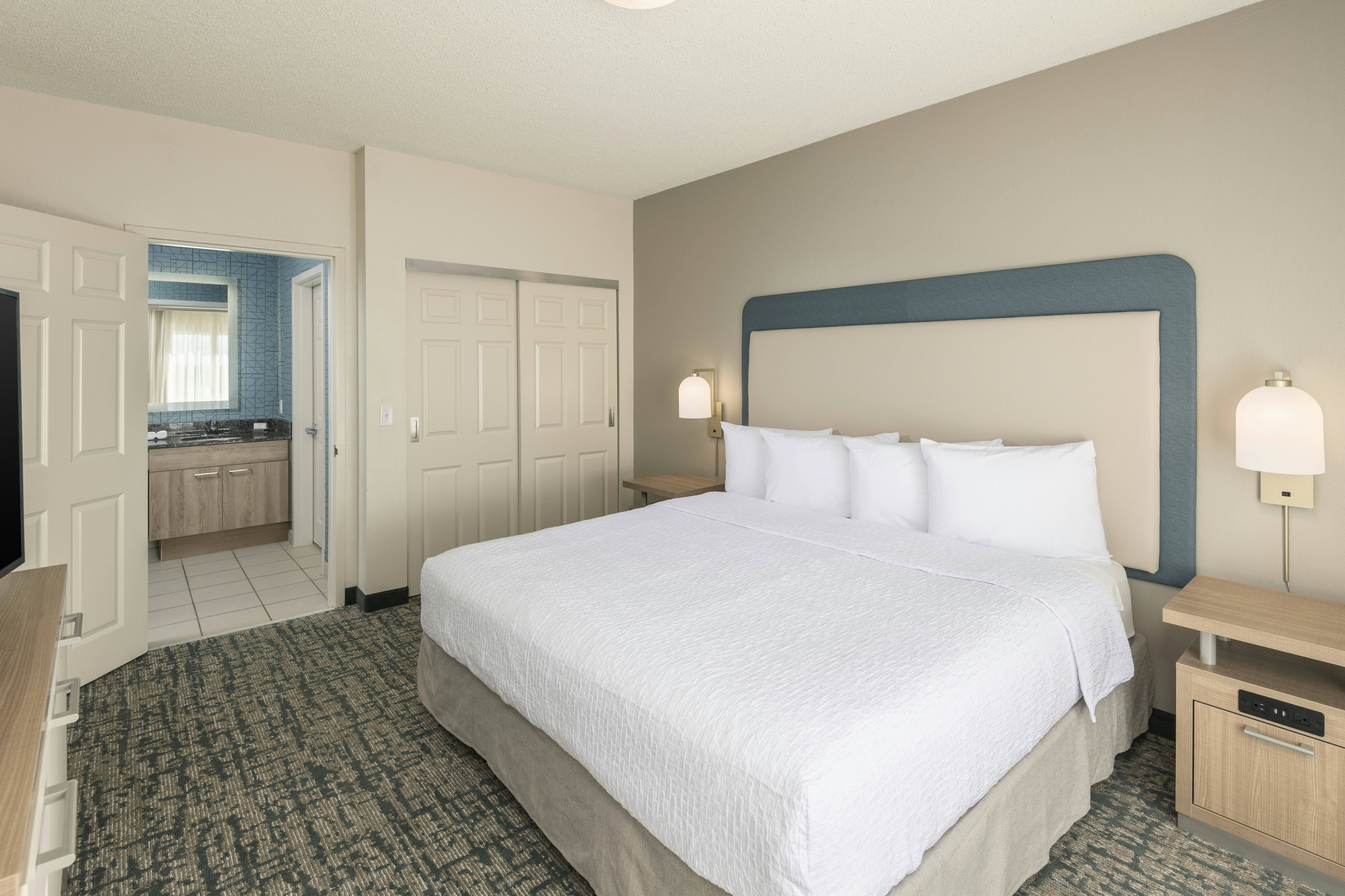 1 BEDROOM, SUITE, KING BED