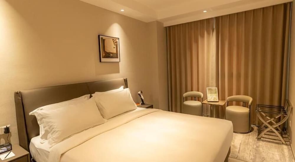 2 Bedrooms, Suite, King and Queen Bed, Landison Hotel Penang 2/2