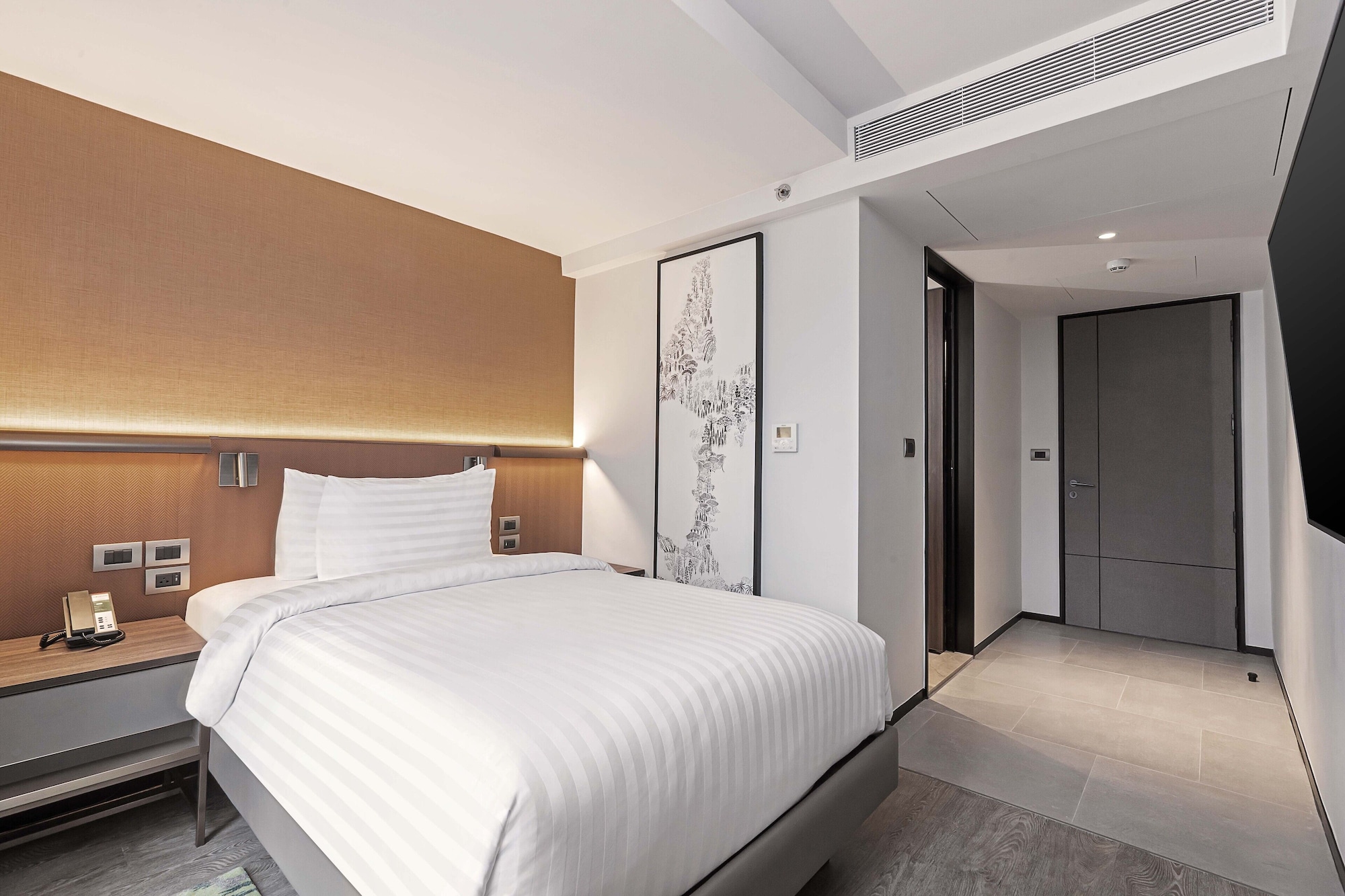 3 BEDROOMS, SUITE