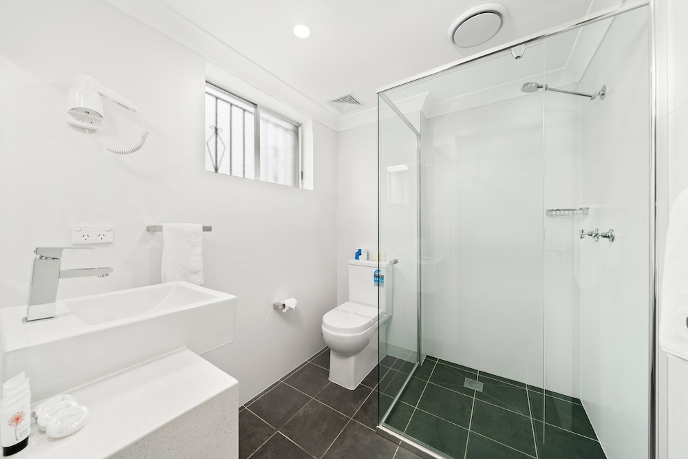 Deluxe, Queen Bed, WM Hotel Bankstown 4/4