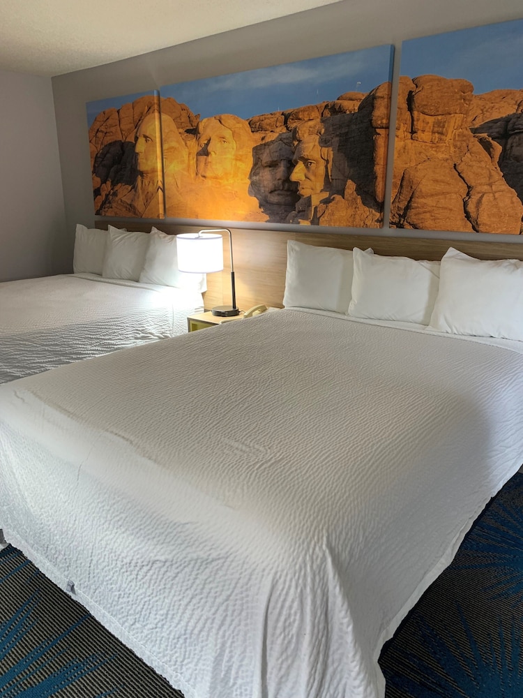 Days Inn by Wyndham Custer 22/36
