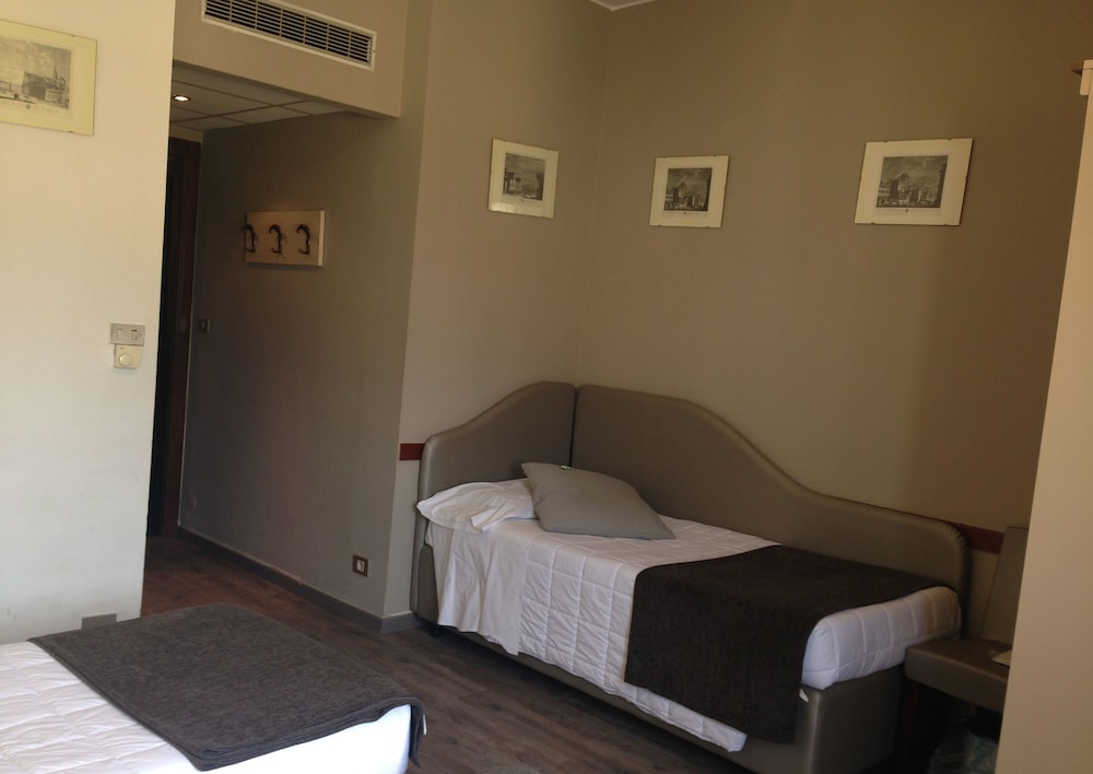 Mennini Hotel 4/34