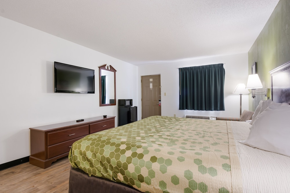 Econo Lodge Inn & Suites Knoxville East 12/25