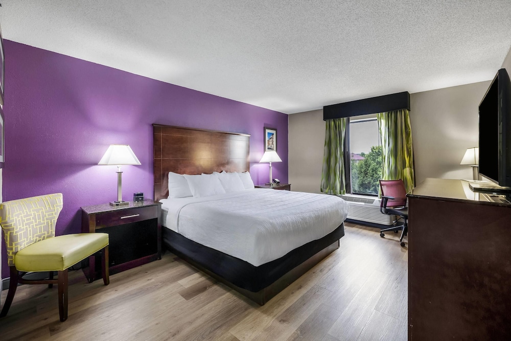 Room, King Bed, La Quinta Inn & Suites by Wyndham Louisville East 2/9