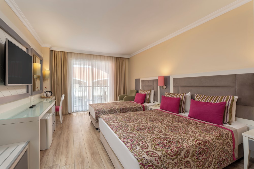 Room, Triple, 1 Double and 1 Single Bed, Land View