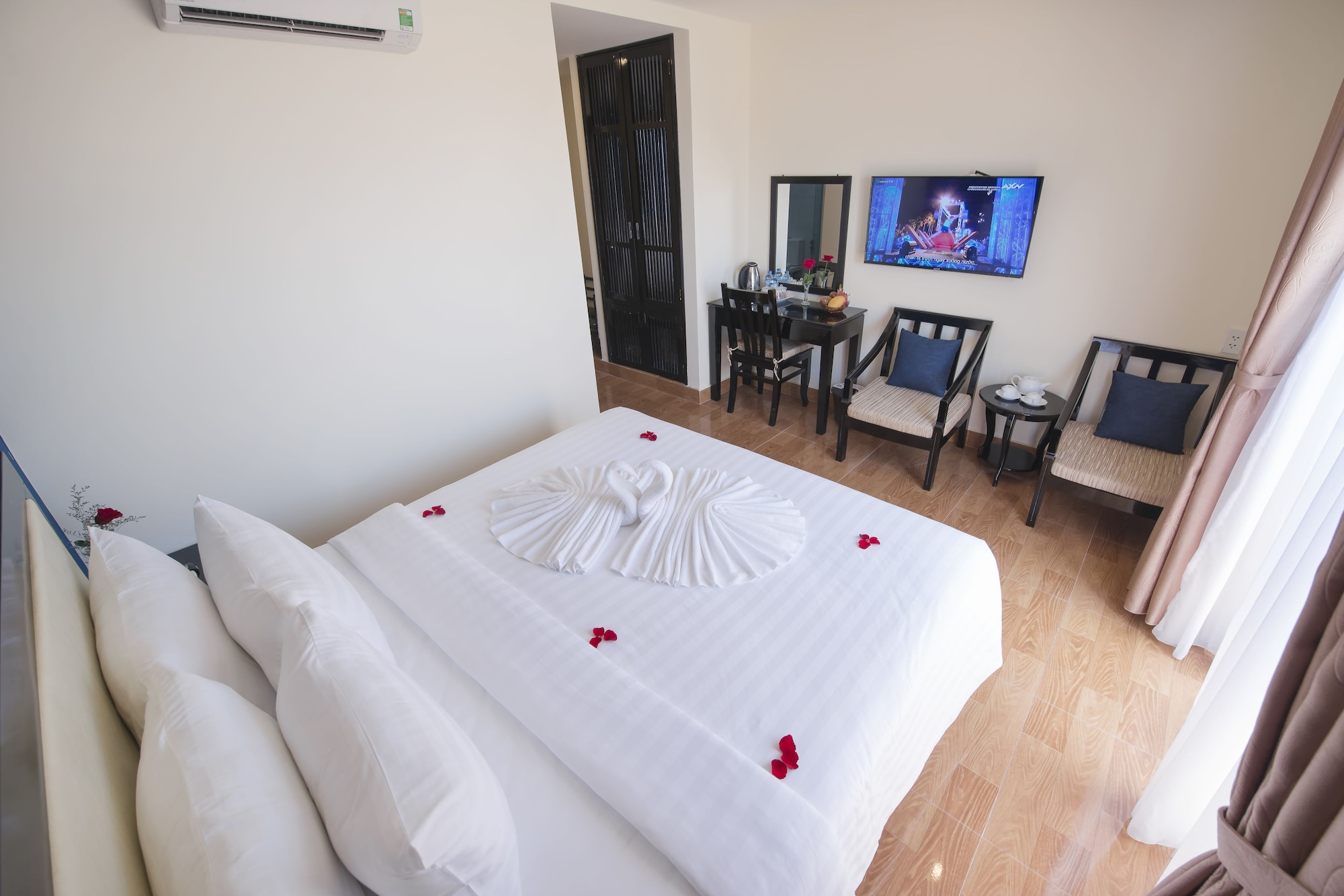 Superior, King Bed, City View, Balcony