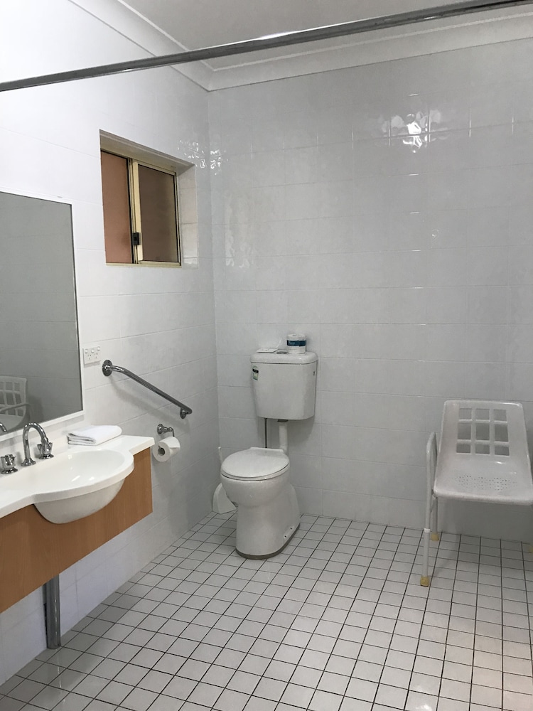 Country Gardens Motor Inn 12/33