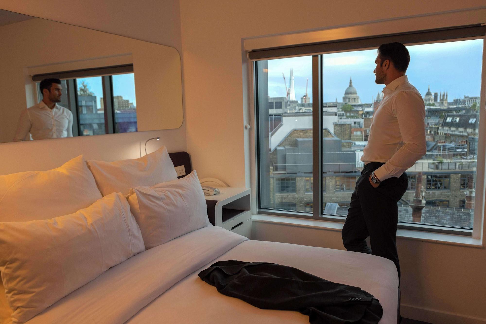 غرفة بريميوم بسرير مزدوج بإطلالة على المدينة، YOTEL London City, Select by Hilton 2/5