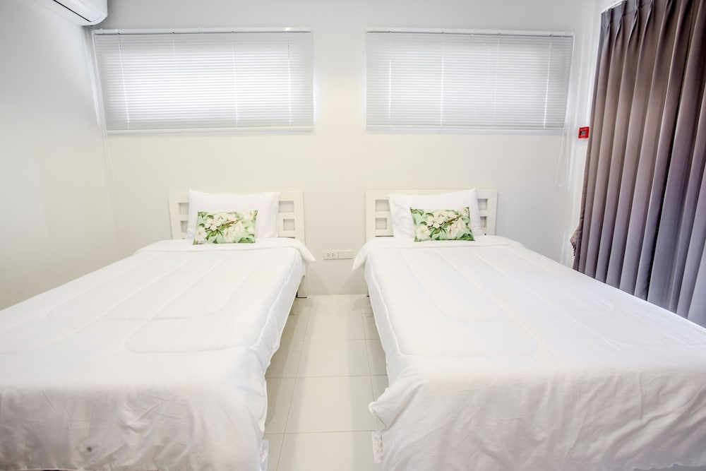 ROOM, TWIN BEDS