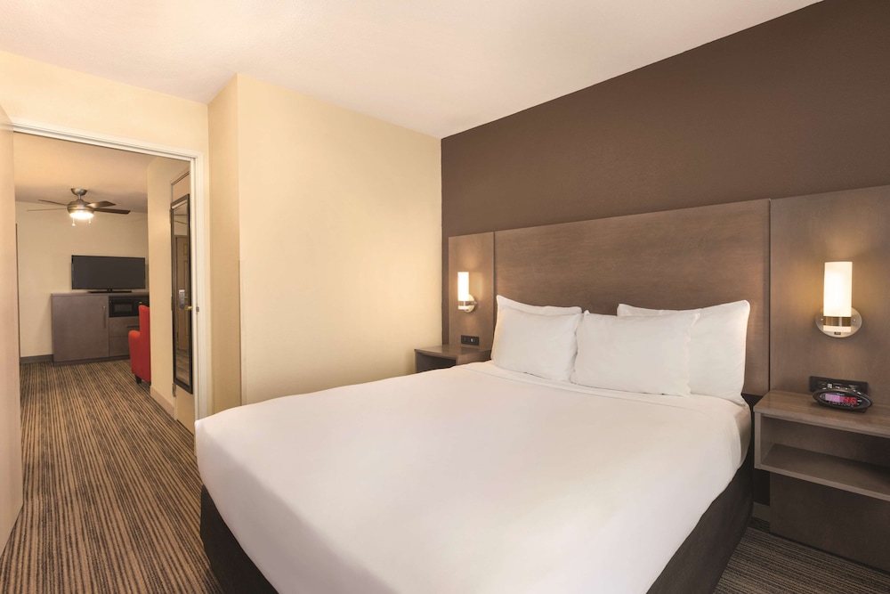 Country Inn & Suites by Radisson, Albert Lea - Austin 10/35