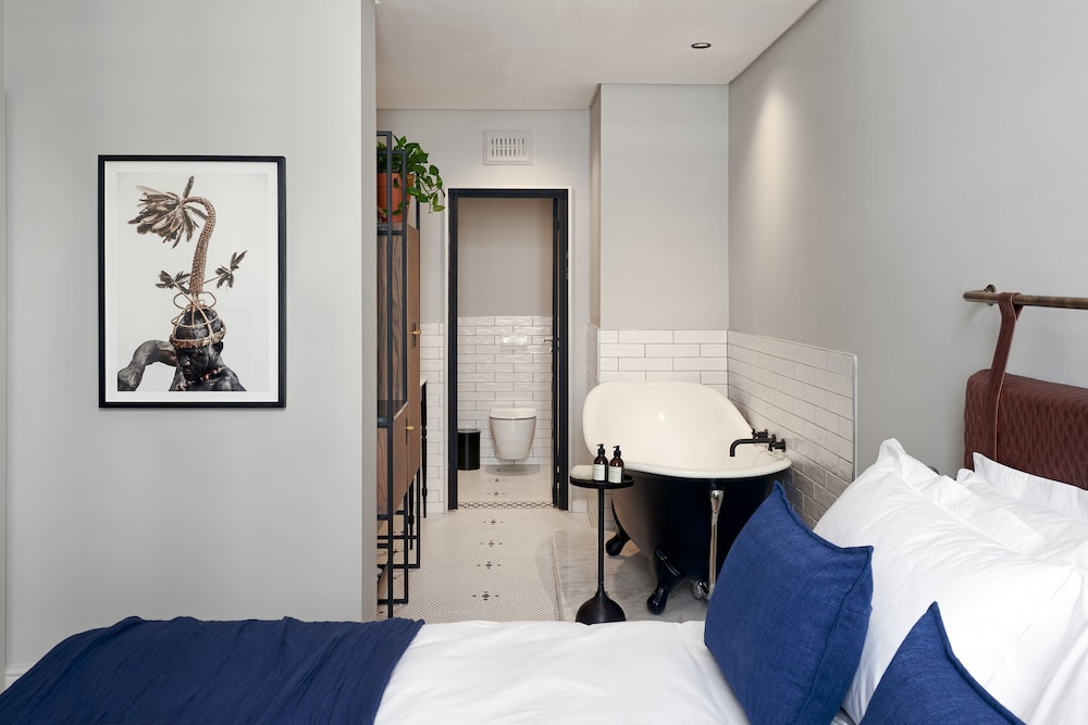 2 BEDROOMS, SUITE