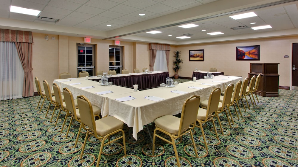 Holiday Inn Express Suites 53/66