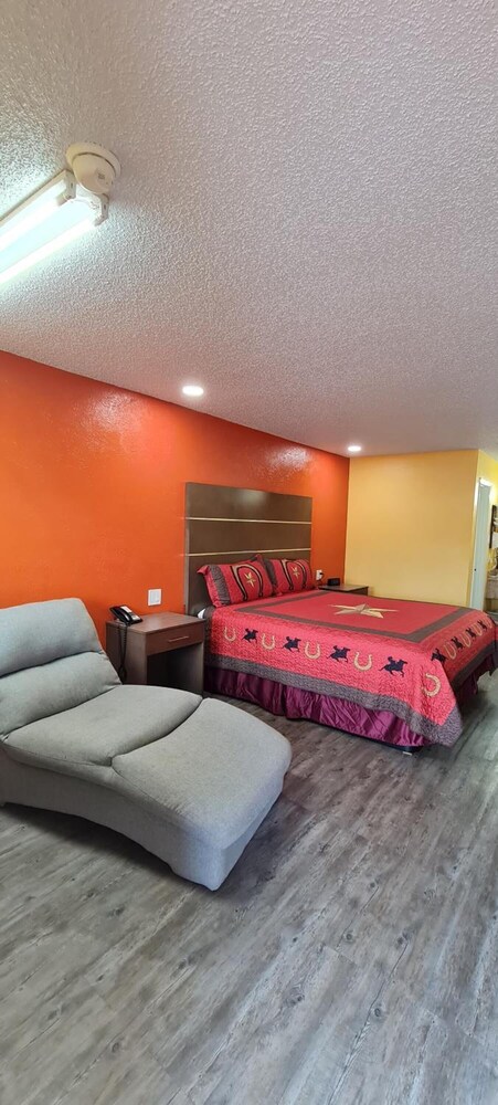 Chaparral Motel 33/57