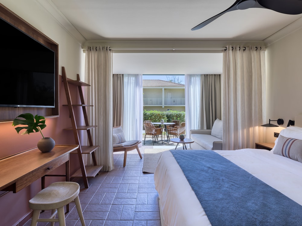 TROPICAL SERENITY RETREAT ROOM