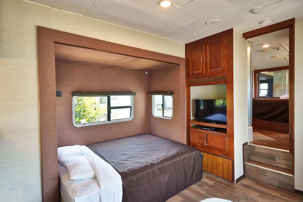 DELUXE, TWIN BEDS