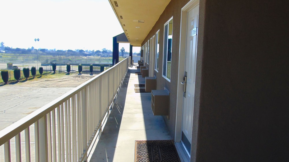 CORCORAN COUNTRY INN 45/48