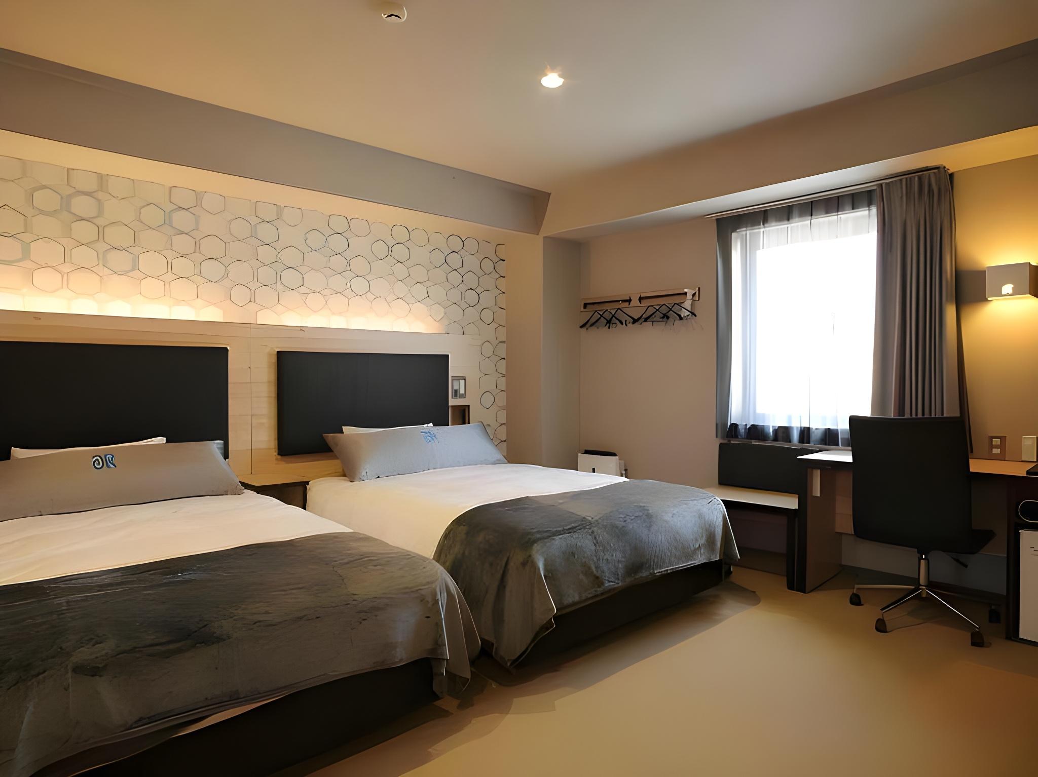 Compact, Twin Beds, Smoking