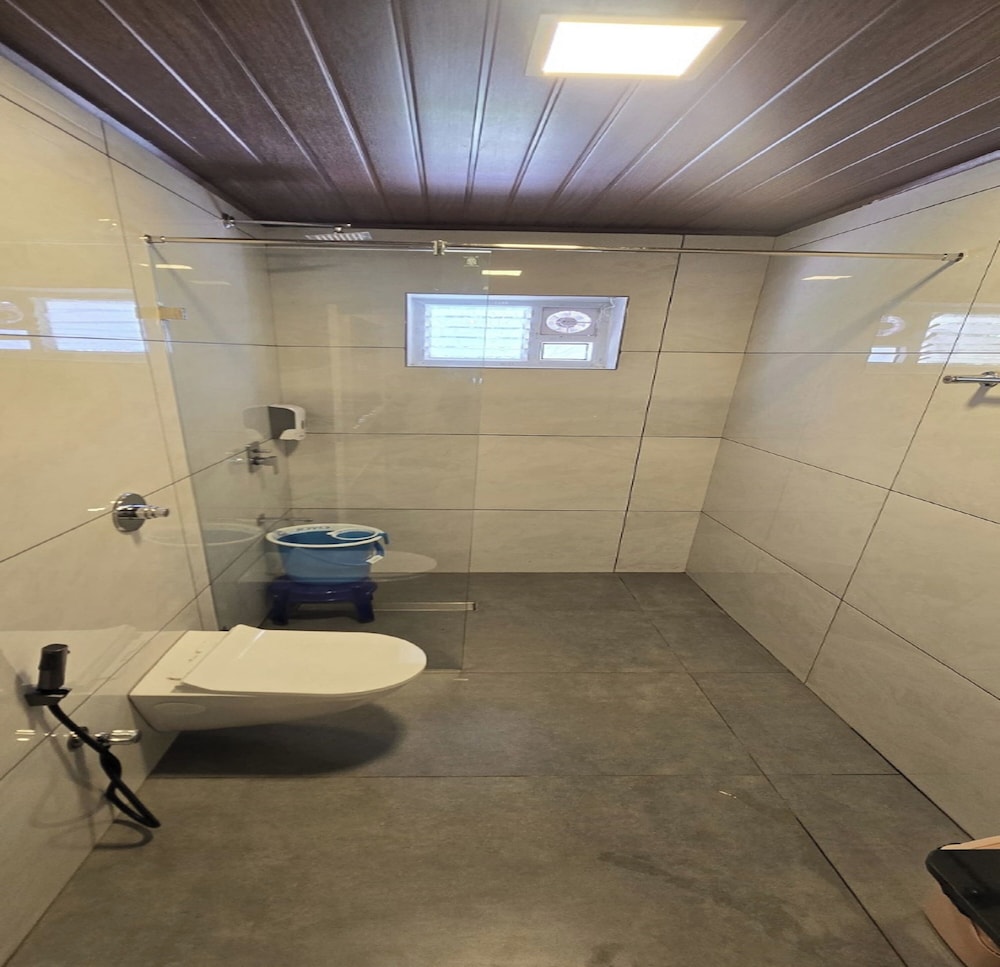 STANDARD, 2 KING BEDS